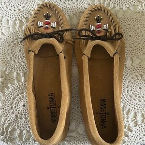minnetonka moccasin tan beaded size 10 look like me never worn